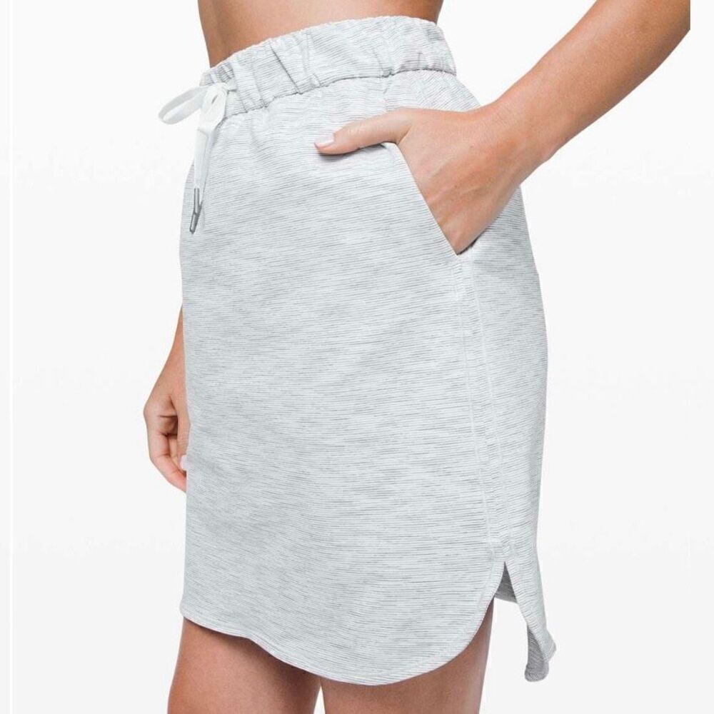 Lululemon On the Fly Skirt Woven Wee Are From Space Nimbus Battleship Size 12